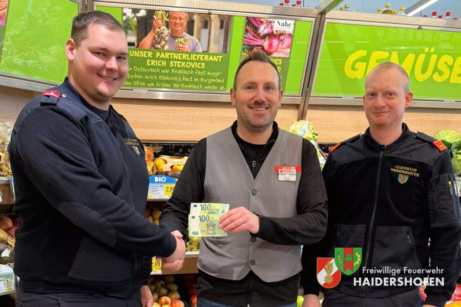 Feuerwehr Haidershofen bei der Spendenübergabe für unsere Feuerwehrjugend