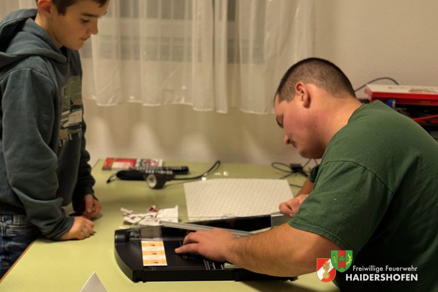 Feuerwehrjugend der Feuerwehr Haidershofen beim Basteln fürs Friedenslicht